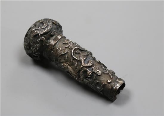 A Chinese embossed white metal cane handle, 7cm.